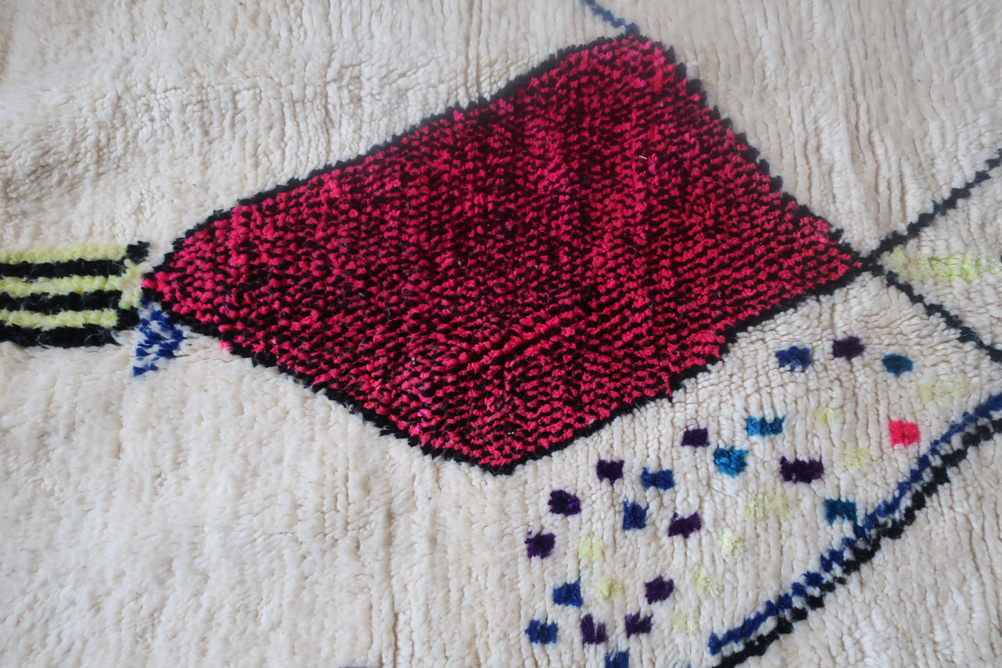 Moroccan Berber Azilal Rug "Siline" - 8.33 FT x 5.74 FT ( 254 CM x 175 CM ) - MarrakeshLoom