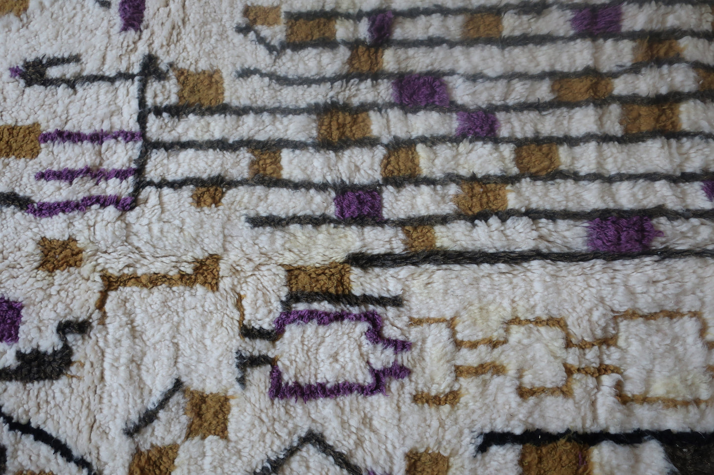 Moroccan Berber Azilal Rug "Hayda" - 7.51 FT x 4.65 FT ( 229 CM x 142 CM ) - MarrakeshLoom