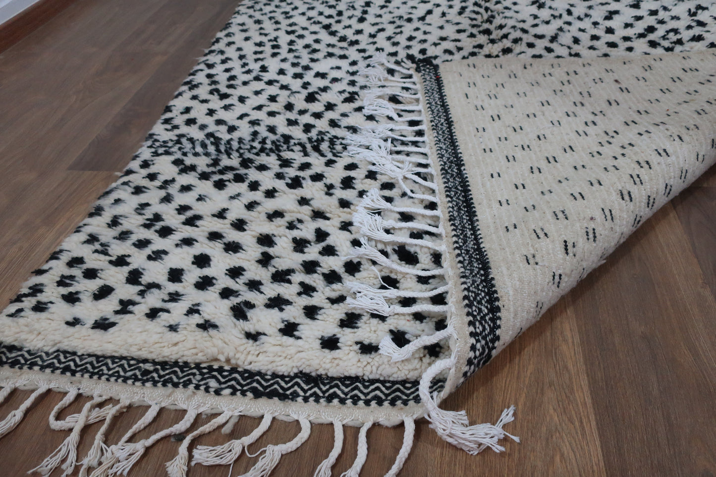 Handmade Moroccan Berber Azilal White Wool & Black Dots Rug - 9.17 FT x 5.18 FT ( 296 Cm x 158 Cm ) Authentic handwoven carpet - MarrakeshLoom