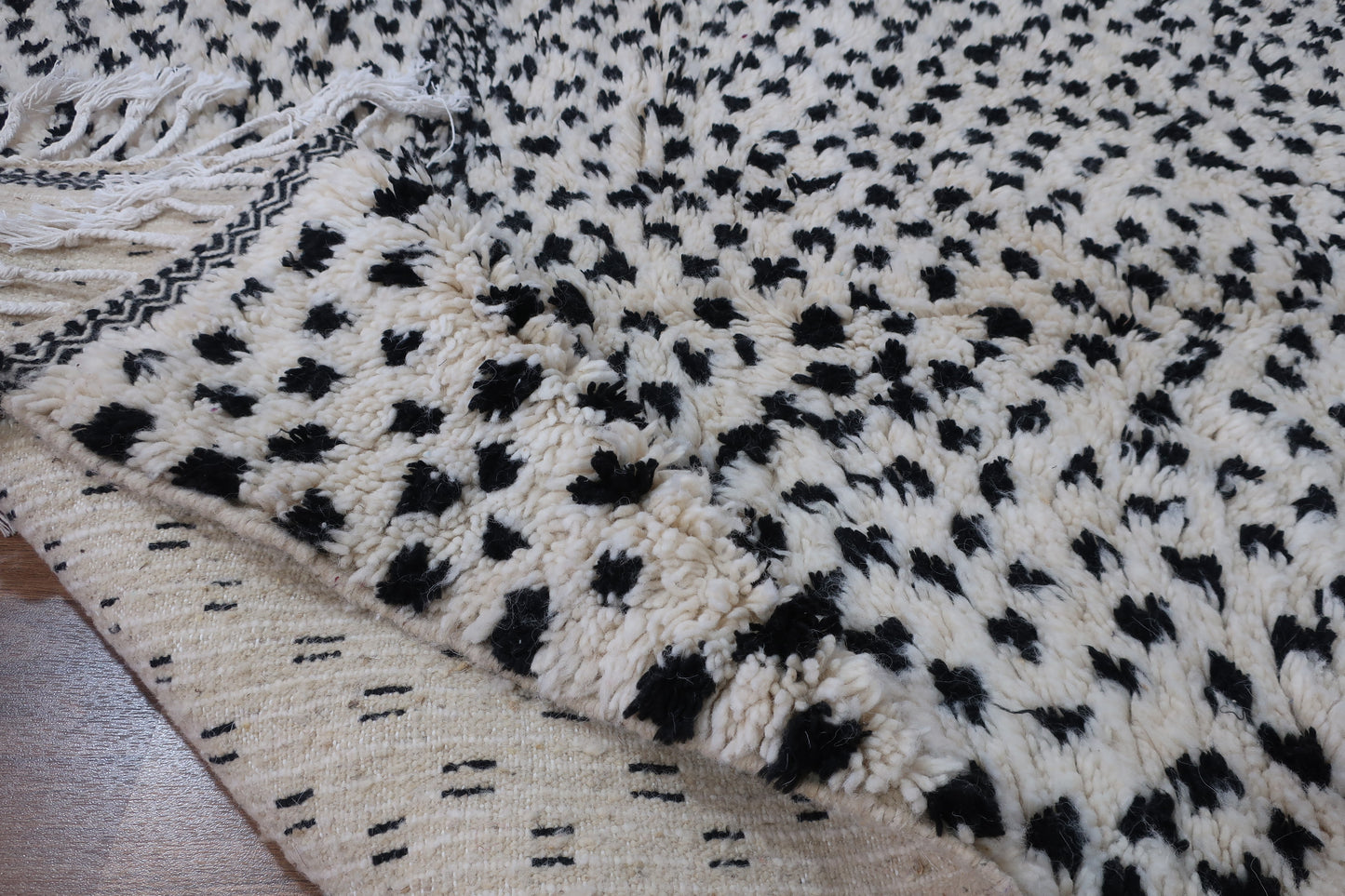 Handmade Moroccan Berber Azilal White Wool & Black Dots Rug - 9.17 FT x 5.18 FT ( 296 Cm x 158 Cm ) Authentic handwoven carpet - MarrakeshLoom