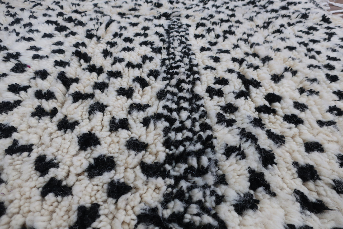 Handmade Moroccan Berber Azilal White Wool & Black Dots Rug - 9.17 FT x 5.18 FT ( 296 Cm x 158 Cm ) Authentic handwoven carpet - MarrakeshLoom