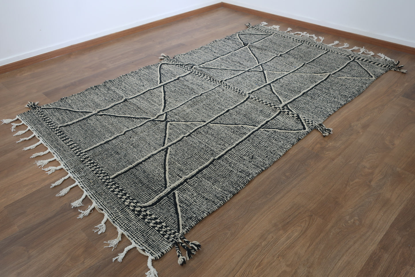 Moroccan Zanafi Kilim Rug "Zoubaida", 8.36 x 4.92 FT ( 255 x 150 CM) - MarrakeshLoom