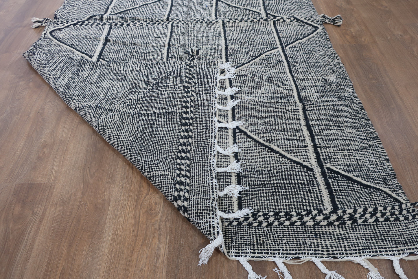 Moroccan Zanafi Kilim Rug "Zoubaida", 8.36 x 4.92 FT ( 255 x 150 CM) - MarrakeshLoom