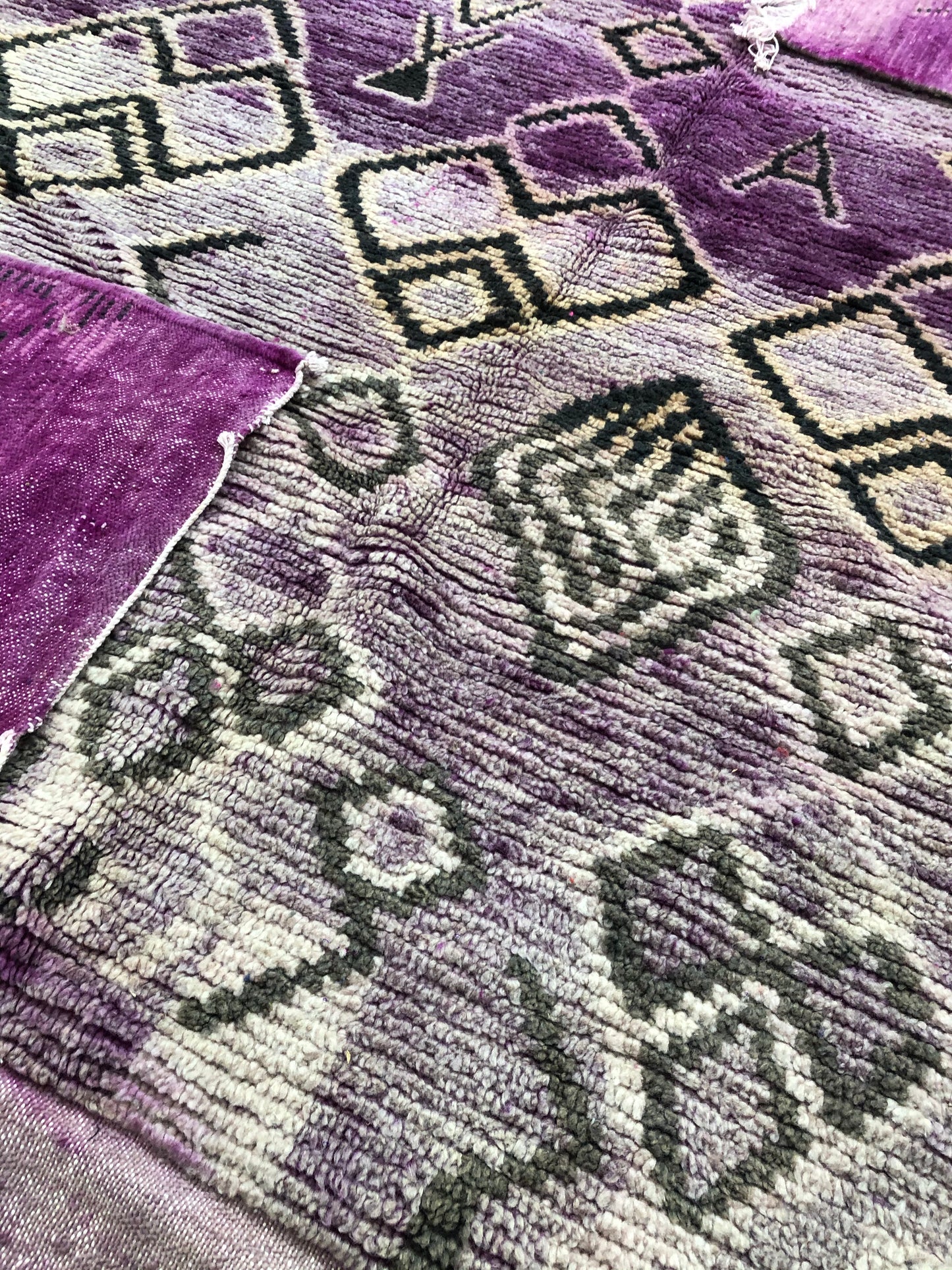 Vintage Moroccan Berber Boujad wool Rug - 7.87 FT× 5.41 FT ( 240 CM ×165 CM ) , Authentic handwoven carpet - MarrakeshLoom