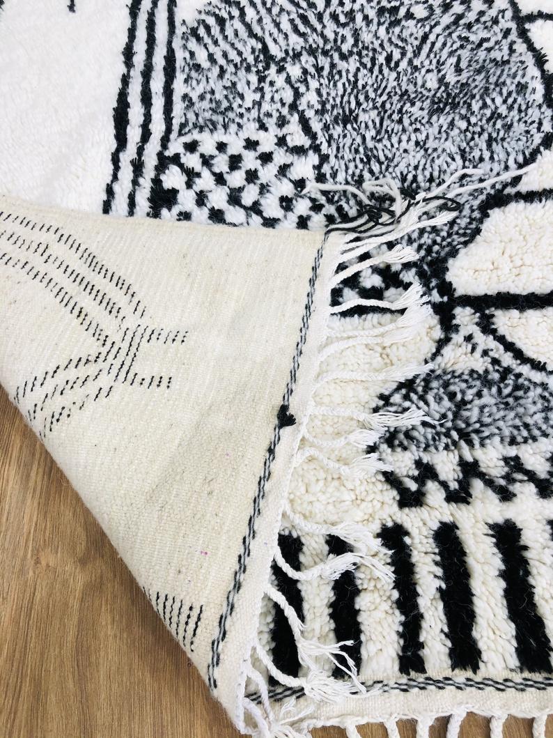 Beni Ourain rug 8.16x5.01 FT (249 x 153 Cm ) Handmade Moroccan rug, Berber Beni Ouarain Rug, Authentic handwoven carpet, Free Shipping - MarrakeshLoom